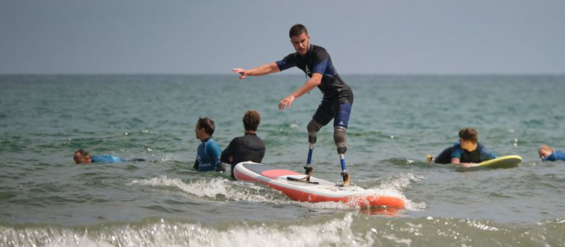 Damien testant le para surf lors de la journée d'essai de prothèses sportives organisée par Protéor à Hendaye