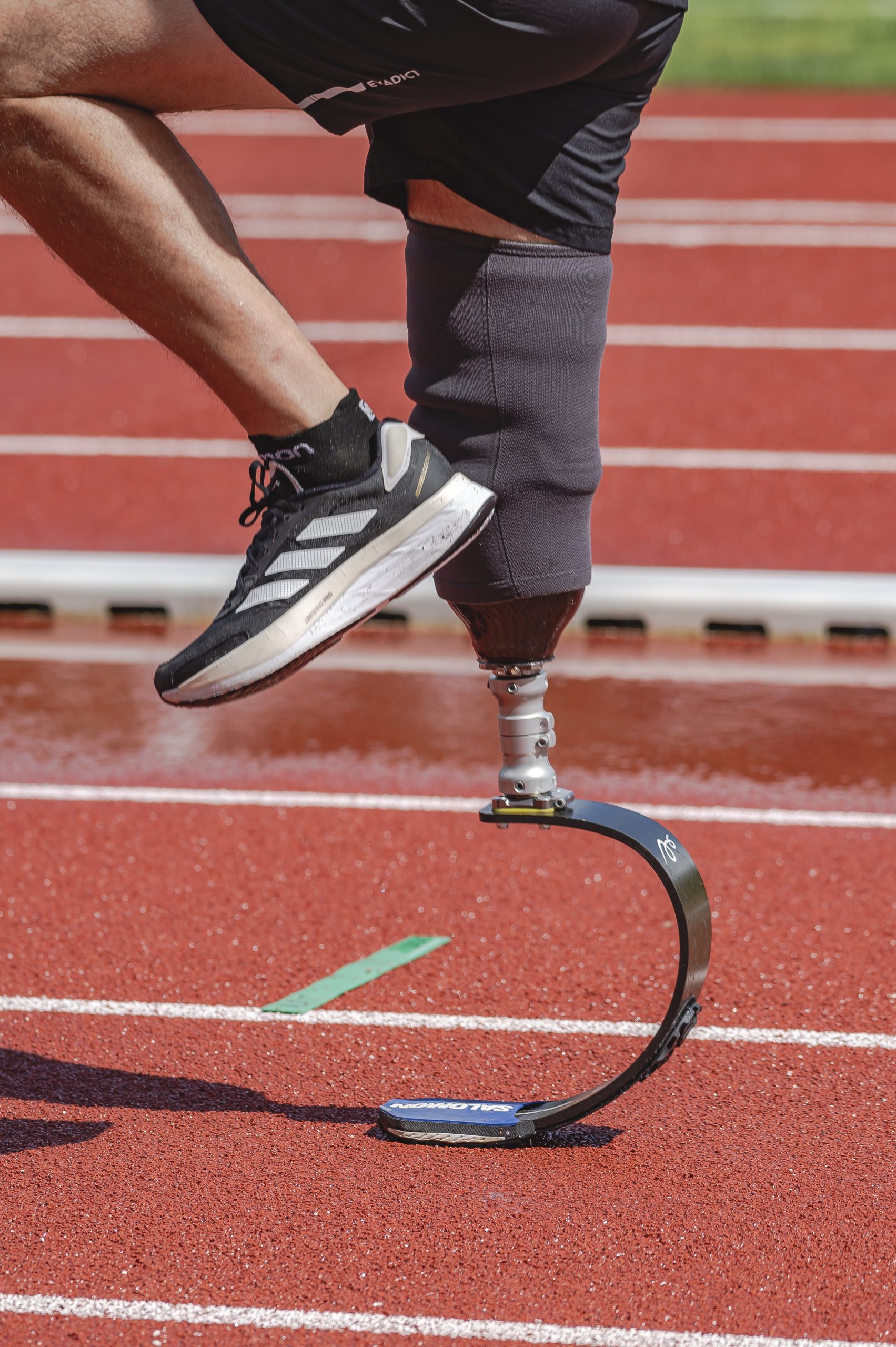 une lame de course, prothèse sportive permettant la course à pied, le tennis debout, Badel, badminton, tennis de table