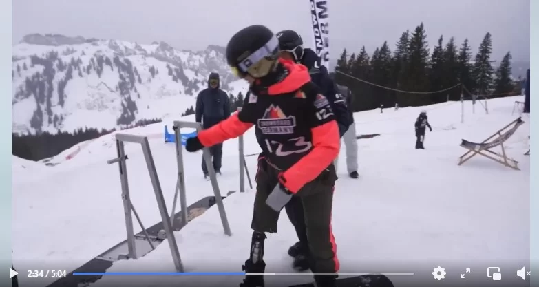 video de sophie loubet en train de faire du snowboard grâce à une prothèse sportive