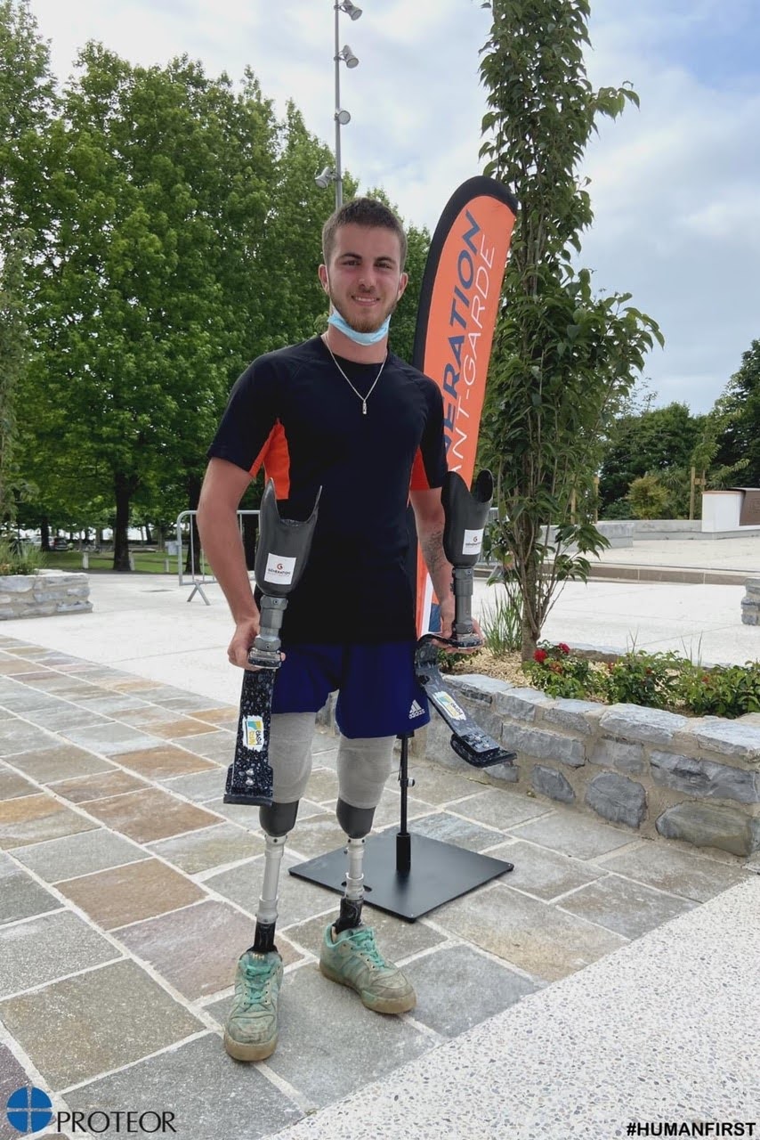 Damien qui reçoit deux lames de course de Génération Avant Garde à Hendaye en 2021